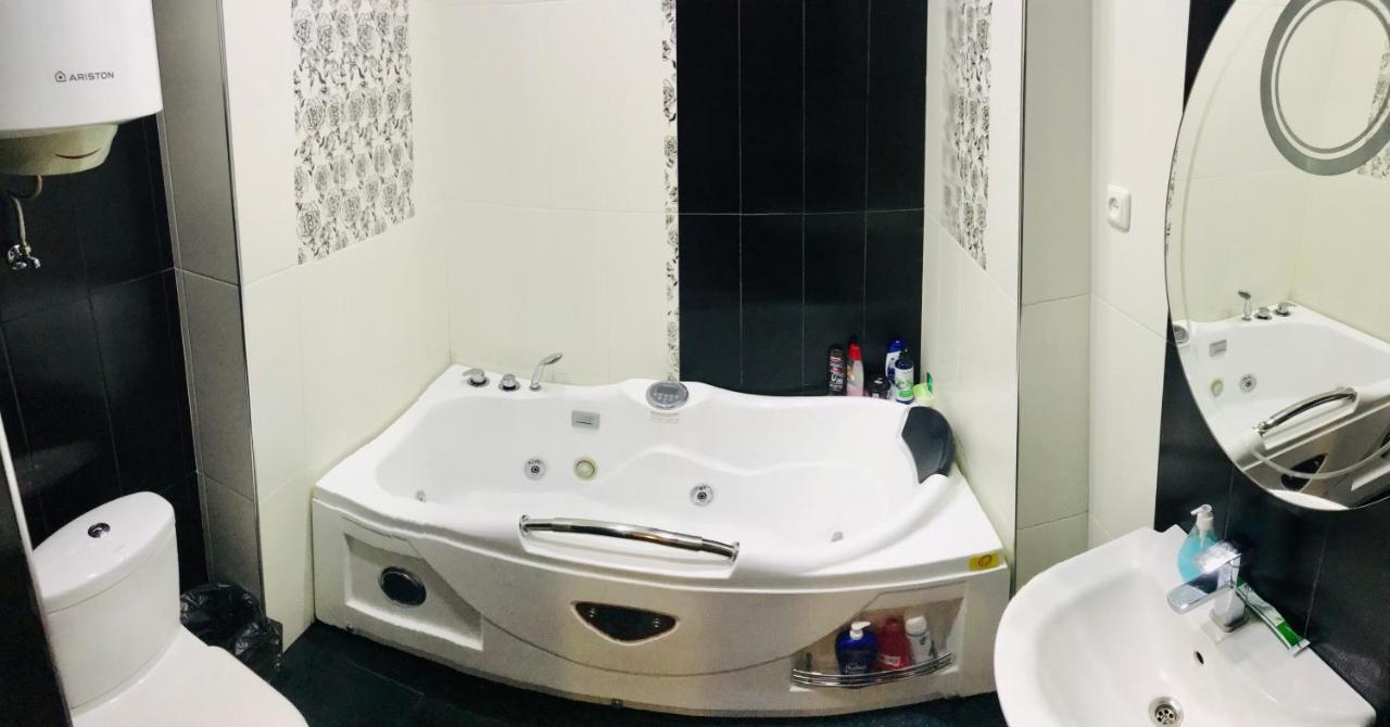Luxury Apartment With Jacuzzi On Republic Square 耶烈万 外观 照片