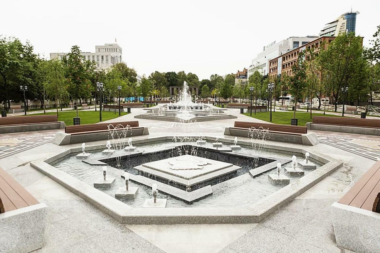 Luxury Apartment With Jacuzzi On Republic Square 耶烈万 外观 照片