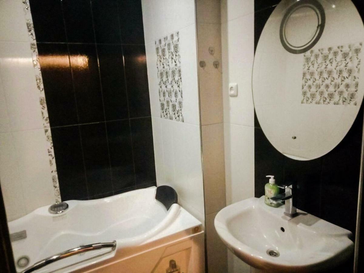 Luxury Apartment With Jacuzzi On Republic Square 耶烈万 外观 照片